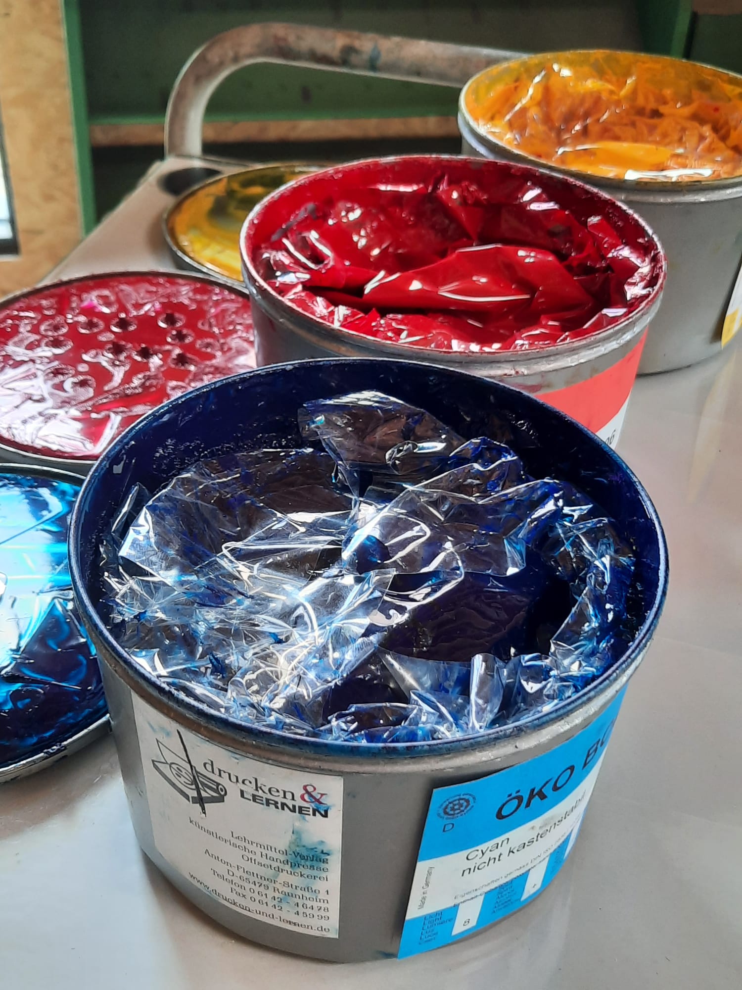 boekdrukinkt in verschillende kleuren (CMYK)